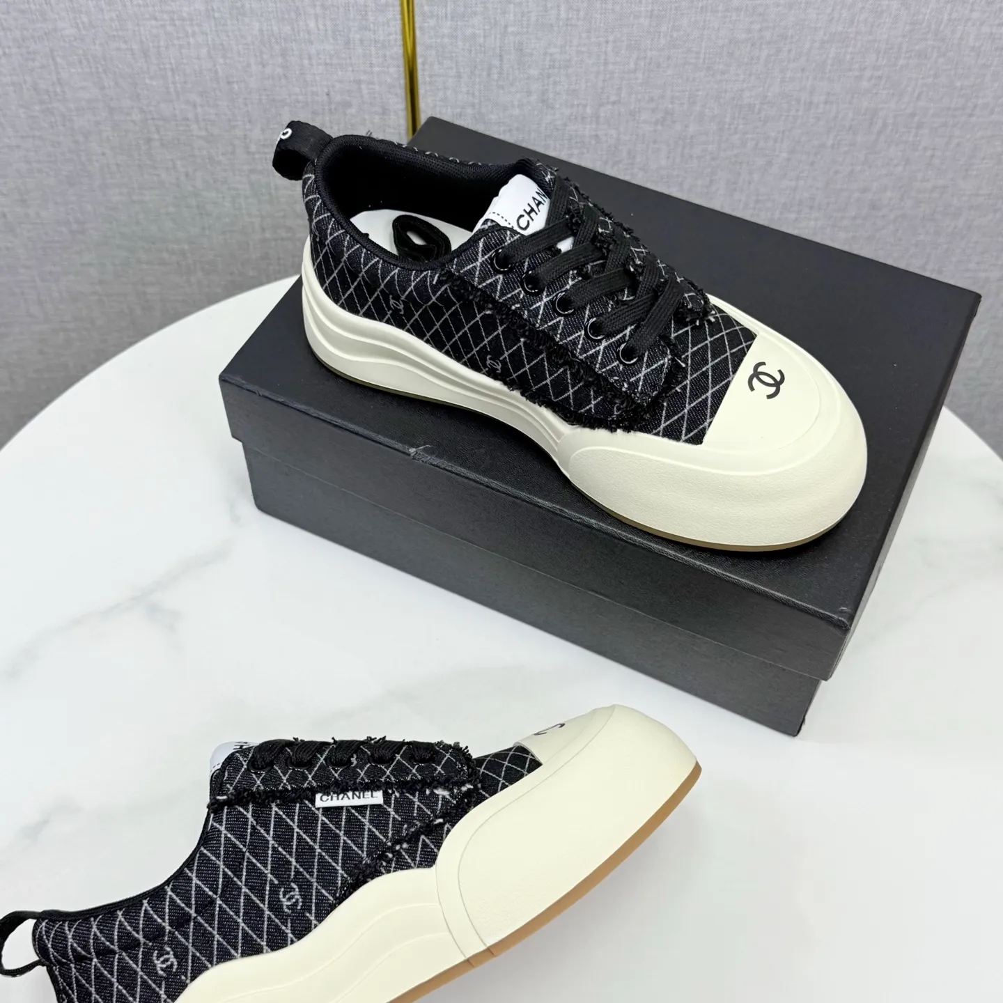 👟👟Ex-factory price 600👟👟Chanel Panda Shoes! 2025 counter's top casual sports shoes, this classic design; the upper is in the style of electric embroidery with various techniques; the outsole is fashionable and sporty; the unusual inclusion of a variety of color matching elements... The diversified mix and match is very good-looking and versatile, and can be used for leisure, fashion, sports, and outdoor... ꫛꫀꪝ Go➫ Materials: ❶Upper made of: original imported first-layer silk cowhide + original version waterproof cloth + original first-layer cowhide ❷Inner lining: Original Yangli+wang ❸ Outsole based on: Original TPU combination outsole Counter boutique packaging complete set for women 35–41